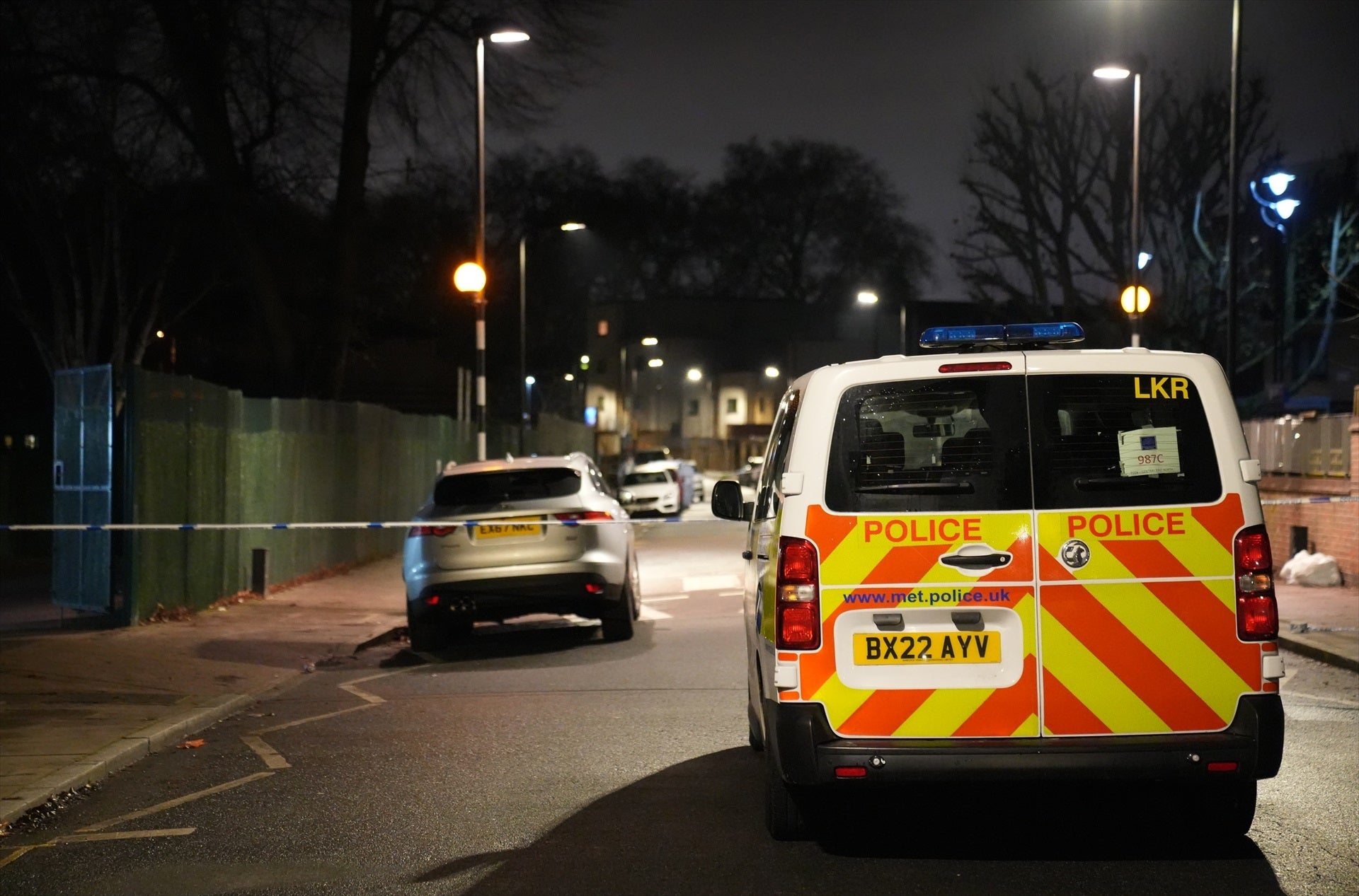 Una mujer muere y dos jóvenes quedan heridos tras un tiroteo en Londres Una mujer muere y dos jóvenes quedan heridos tras un tiroteo en Londres