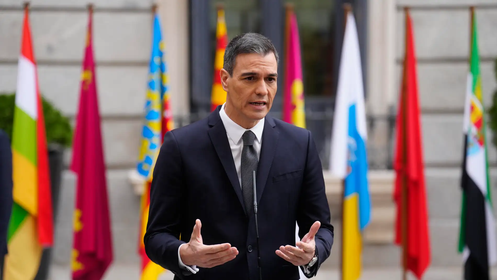 El presidente del Gobierno, Pedro Sánchez, hace una declaración a la prensa a su llegada al Congreso.