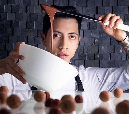 Steben Gaviño, el maestro chocolatero de 24 años encargado de la escultura inspirada en Willy Wonka Steben Gaviño, el maestro chocolatero de 24 años encargado de la escultura inspirada en Willy Wonka