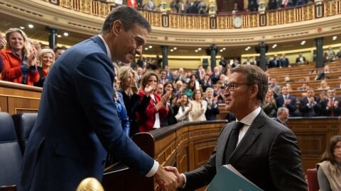 El presidente del Gobierno, Pedro S&aacute;nchez, saluda al presidente del PP, Alberto N&uacute;&ntilde;ez Feij&oacute;o.