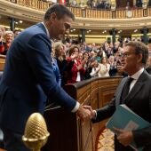 El presidente del Gobierno, Pedro Sánchez, saluda al presidente del PP, Alberto Núñez Feijóo.