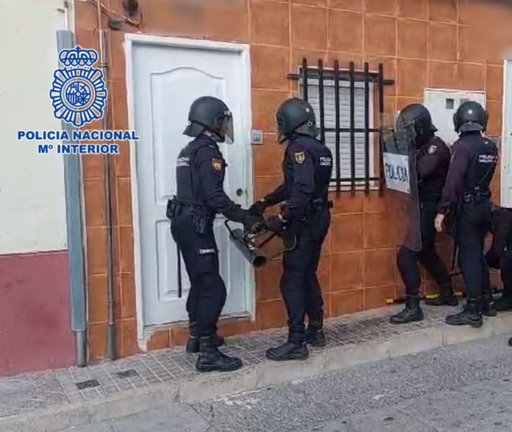 Detenidos en Elche tres miembros de una familia por vender cocaína desde una vivienda del barrio Patilla Detenidos en Elche tres miembros de una familia por vender cocaína desde una vivienda del barrio Patilla