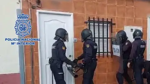 Agentes de la Policía Nacional de Elche en una de las viviendas registradas. Agentes de la Policía Nacional de Elche en una de las viviendas registradas.