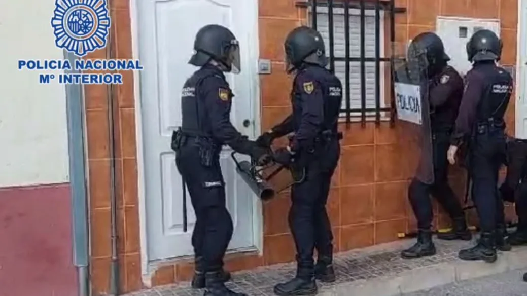 Agentes de la Policía Nacional de Elche en una de las viviendas registradas. Agentes de la Policía Nacional de Elche en una de las viviendas registradas.