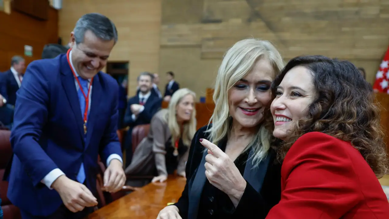 La presidenta de la Comunidad de Madrid, Isabel Díaz Ayuso, conversa con la expresidenta madrileña Cristina Cifuentes La presidenta de la Comunidad de Madrid, Isabel Díaz Ayuso, conversa con la expresidenta madrileña Cristina Cifuentes
