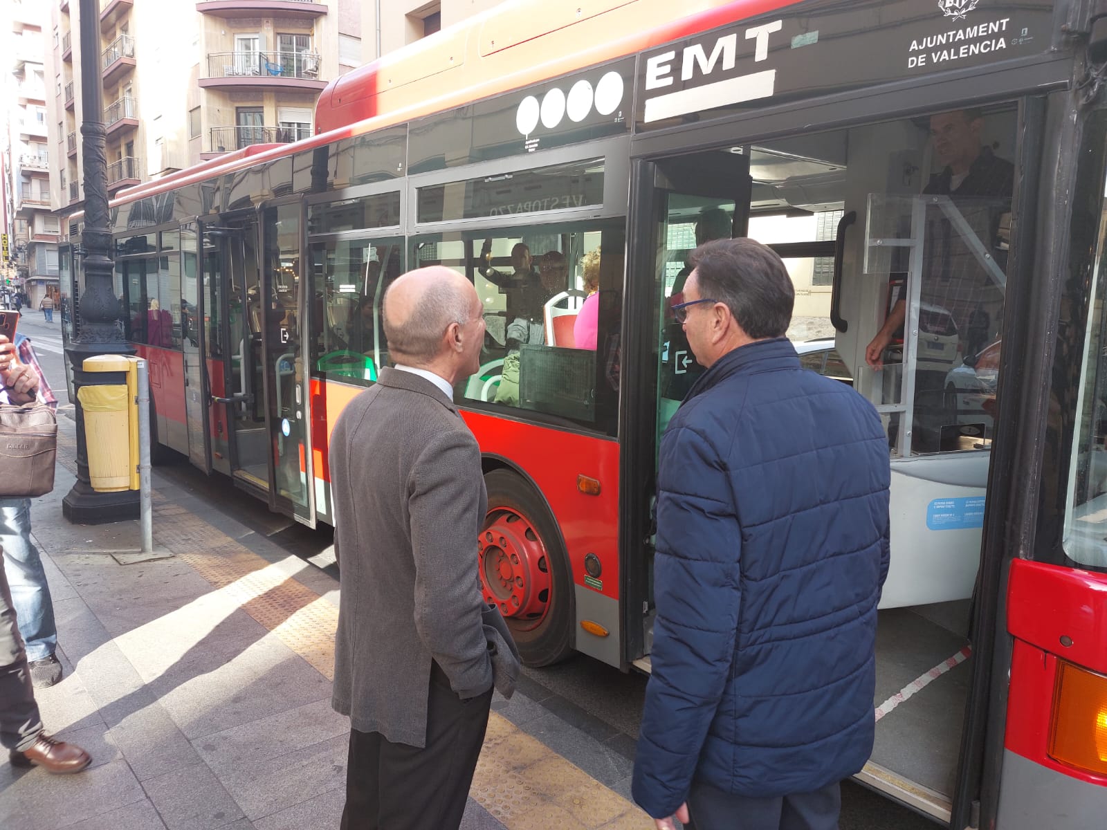 El Ayuntamiento de València desviará los autobuses de la EMT en momentos de elevada afluencia de personas El Ayuntamiento de València desviará los autobuses de la EMT en momentos de elevada afluencia de personas