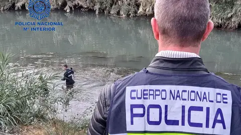 Hallado el cuerpo sin vida de un hombre en el río Júcar a su paso por Alzira Hallado el cuerpo sin vida de un hombre en el río Júcar a su paso por Alzira
