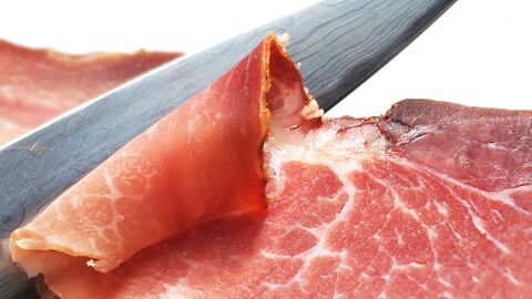 El corte de jam&oacute;n a cuchillo, una de las especialidades m&aacute;s demandadas en La Despensa Salmantina 