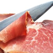 El corte de jamón a cuchillo, una de las especialidades más demandadas en La Despensa Salmantina 