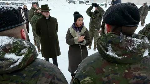 La ministra de Defensa española, Margarita Robles (2i), visita este lunes, a los militares españoles en la base de Adazi (Letonia) Qué ha pasado en el CNI: el escándalo de espionaje y filtración de información clasificada a Estados Unidos