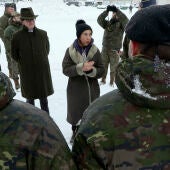 La ministra de Defensa española, Margarita Robles (2i), visita este lunes, a los militares españoles en la base de Adazi (Letonia)