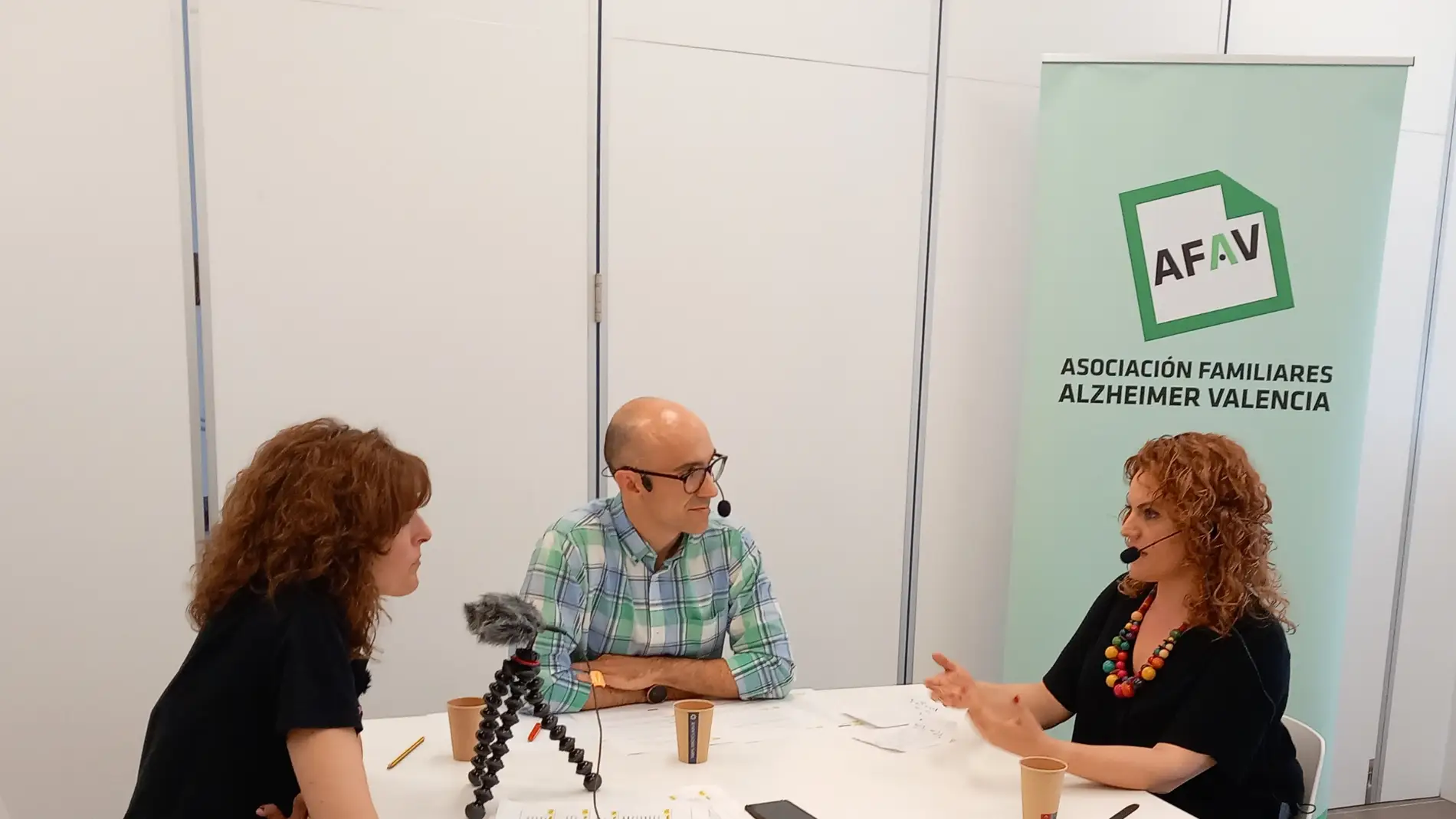La Asociación de Familiares de Alzhéimer de Valencia durante la grabación del podcast 