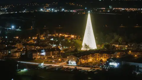 Cartes da la bienvenida a la Navidad con el árbol más alto de Europa Cartes da la bienvenida a la Navidad con el árbol más alto de Europa