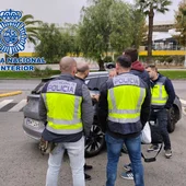 Agentes de la Policía Nacional detienen al falso abogado en Dos Hermanas Agentes de la Policía Nacional detienen al falso abogado en Dos Hermanas