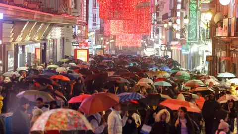 Personas caminan por la madrileña Puerta del Sol. Personas caminan por la madrileña Puerta del Sol.