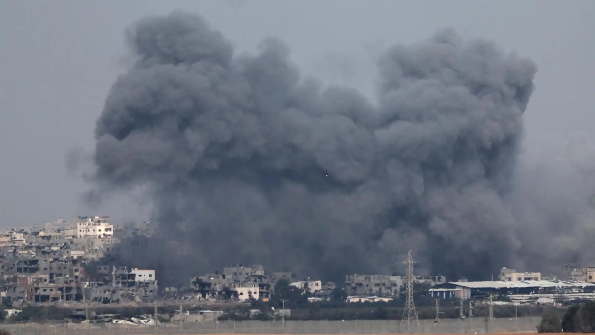 El humo se eleva tras un ataque aéreo israelí en el distrito de Al-Shuja'ia de Gaza.