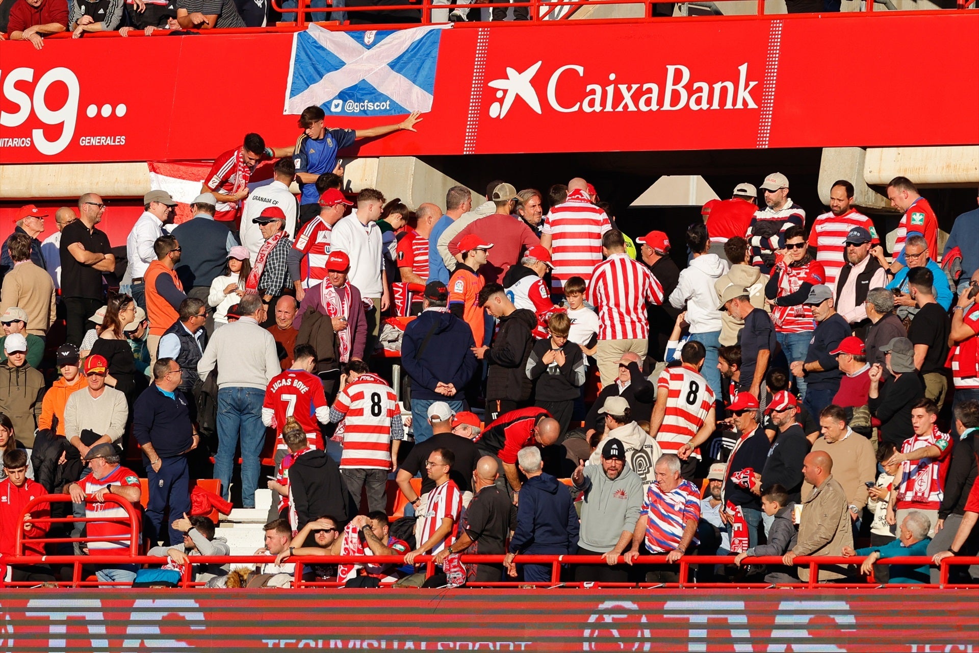 Suspendido el Granada-Athletic por el fallecimiento de un aficionado en la grada de Los Cármenes Suspendido el Granada-Athletic por el fallecimiento de un aficionado en la grada de Los Cármenes