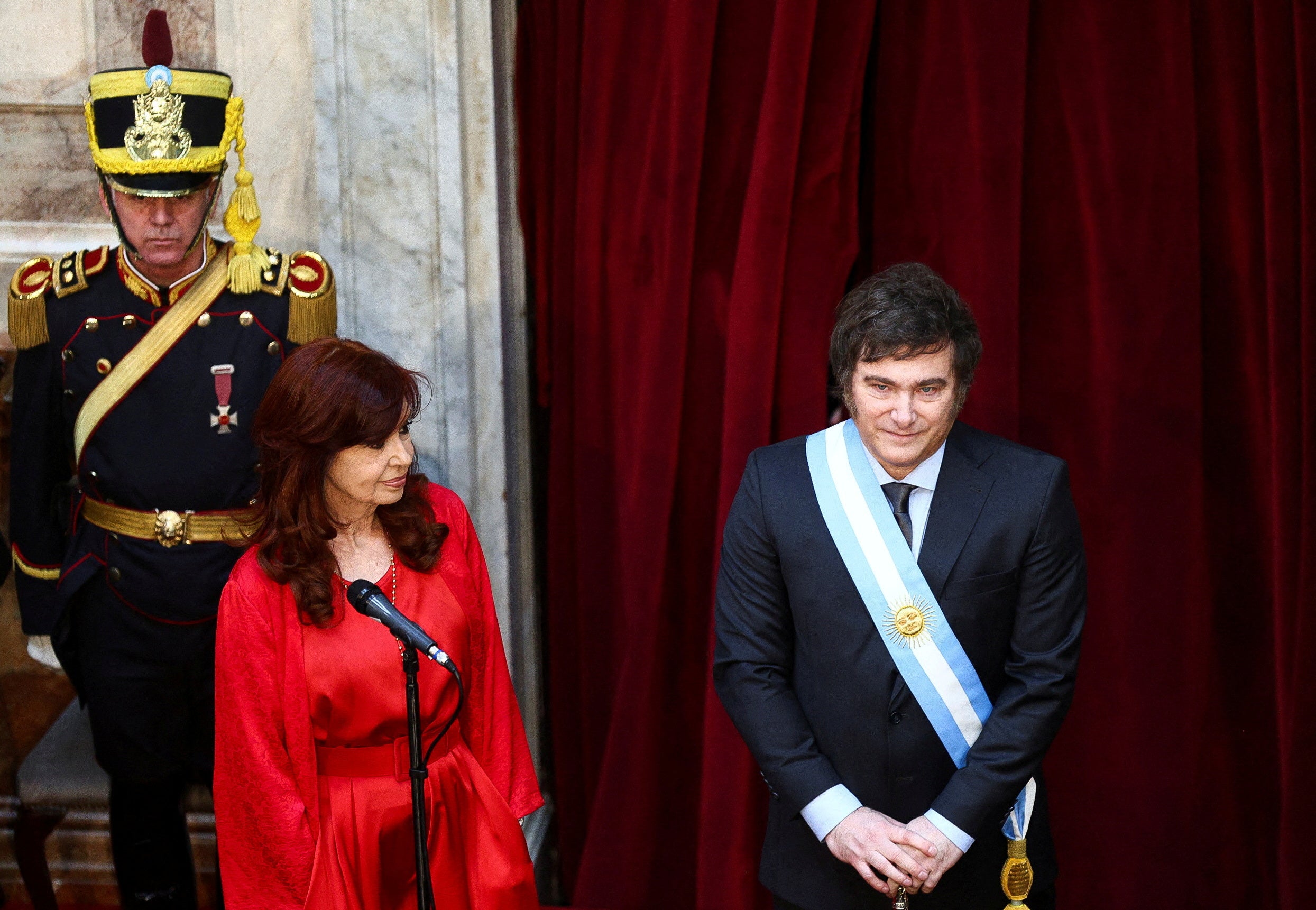 Milei toma posesión como presidente y dice que es necesario un "shock" fiscal para evitar la hiperinflación Milei toma posesión como presidente y dice que es necesario un "shock" fiscal para evitar la hiperinflación