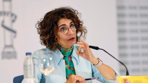 La vicepresidenta cuarta del Gobierno y ministra de Hacienda, María Jesús Montero, en una rueda de prensa.