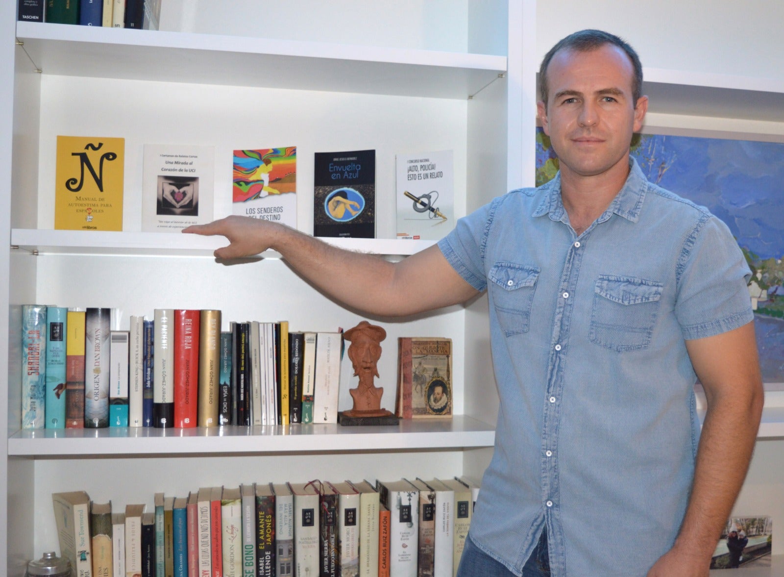 "El policía destinado en la Mancha que triunfa en Amazon" "El policía destinado en la Mancha que triunfa en Amazon"