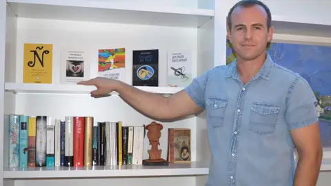 El autor de "El Leviatán" junto a sus libros El autor de "El Leviatán" junto a sus libros