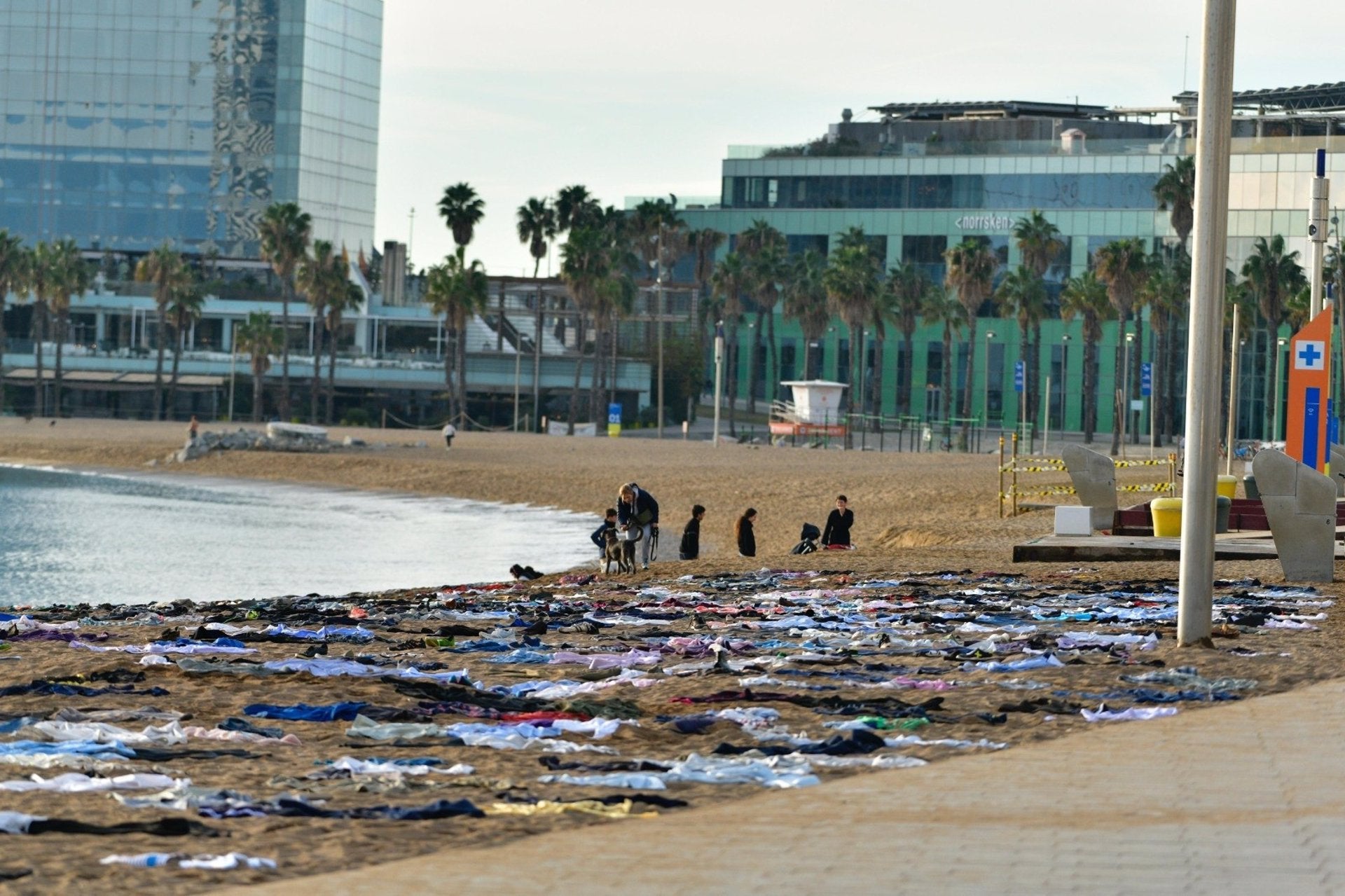 Open Arms escenifica un naufragio en la playa de Barcelona para denunciar más de 2.600 muertes este año en el Mar Mediterráneo Open Arms escenifica un naufragio en la playa de Barcelona para denunciar más de 2.600 muertes este año en el Mar Mediterráneo