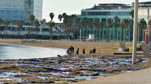 Open Arms escenifica un naufragio en la playa de Barcelona para denunciar m&aacute;s de 2.600 muertes este a&ntilde;o en el Mar Mediterr&aacute;neo