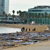 Open Arms escenifica un naufragio en la playa de Barcelona para denunciar más de 2.600 muertes este año en el Mar Mediterráneo Open Arms escenifica un naufragio en la playa de Barcelona para denunciar más de 2.600 muertes este año en el Mar Mediterráneo