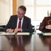Firma del acuerdo entre la Diputación y la Junta