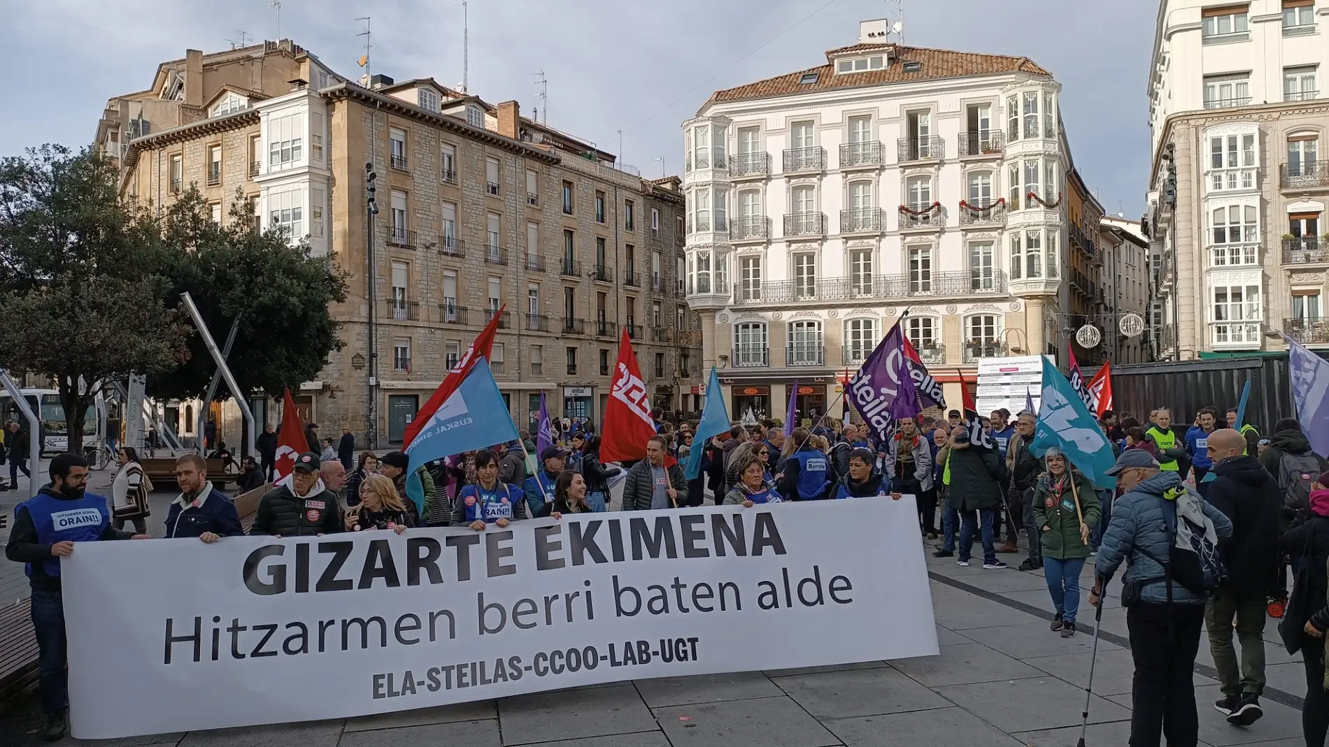Los sindicatos cifran en un 70% el seguimiento de una huelga que afecta a 130 mil alumnos en Euskadi