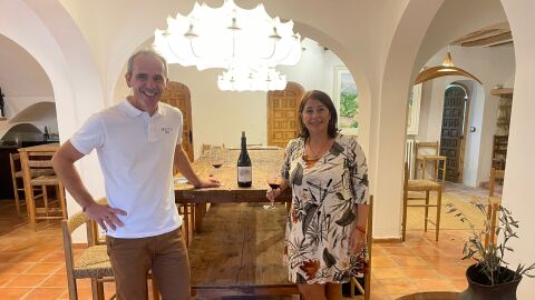 Llanos Arsenal visita 'Masos de Guadalest' para hablarnos de enoturismo.