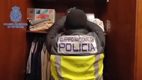 Agente registra el domicilio del detenido Agente registra el domicilio del detenido