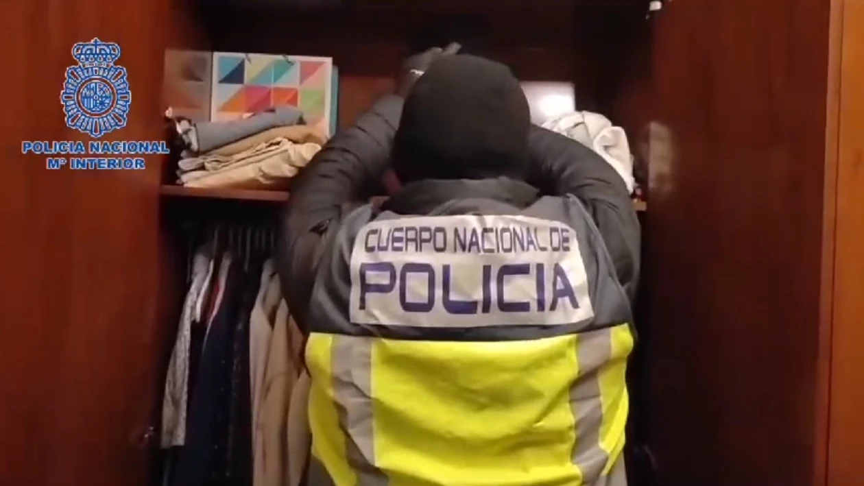 Agente registra el domicilio del detenido Agente registra el domicilio del detenido