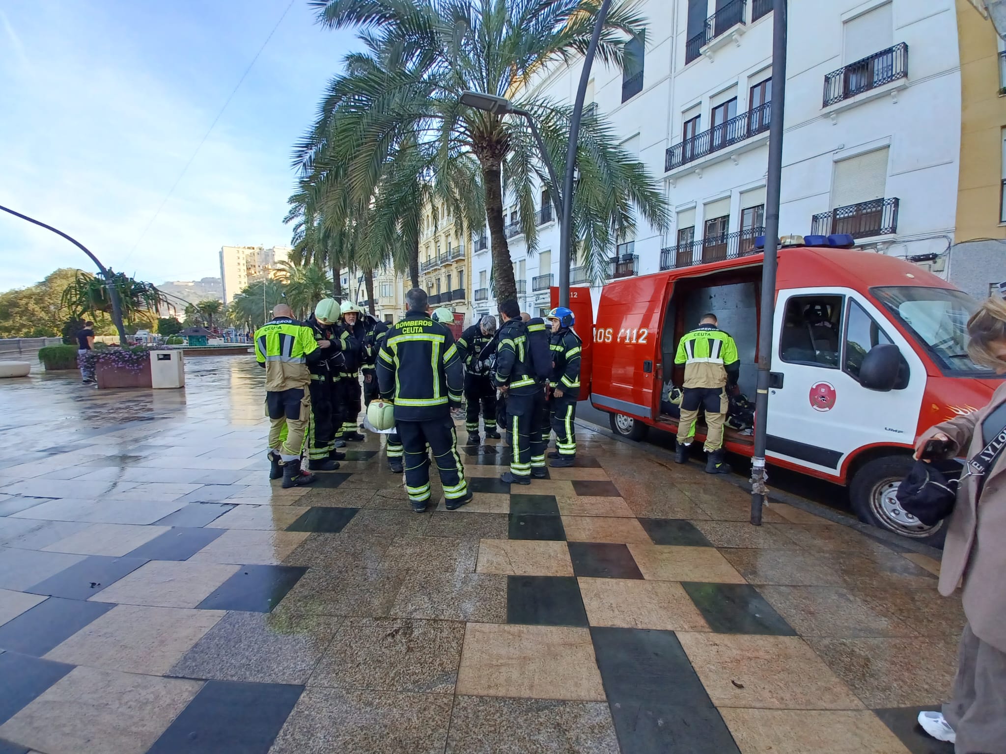 Los bomberos de Ceuta se forman para sofocar incendios en garajes Los bomberos de Ceuta se forman para sofocar incendios en garajes