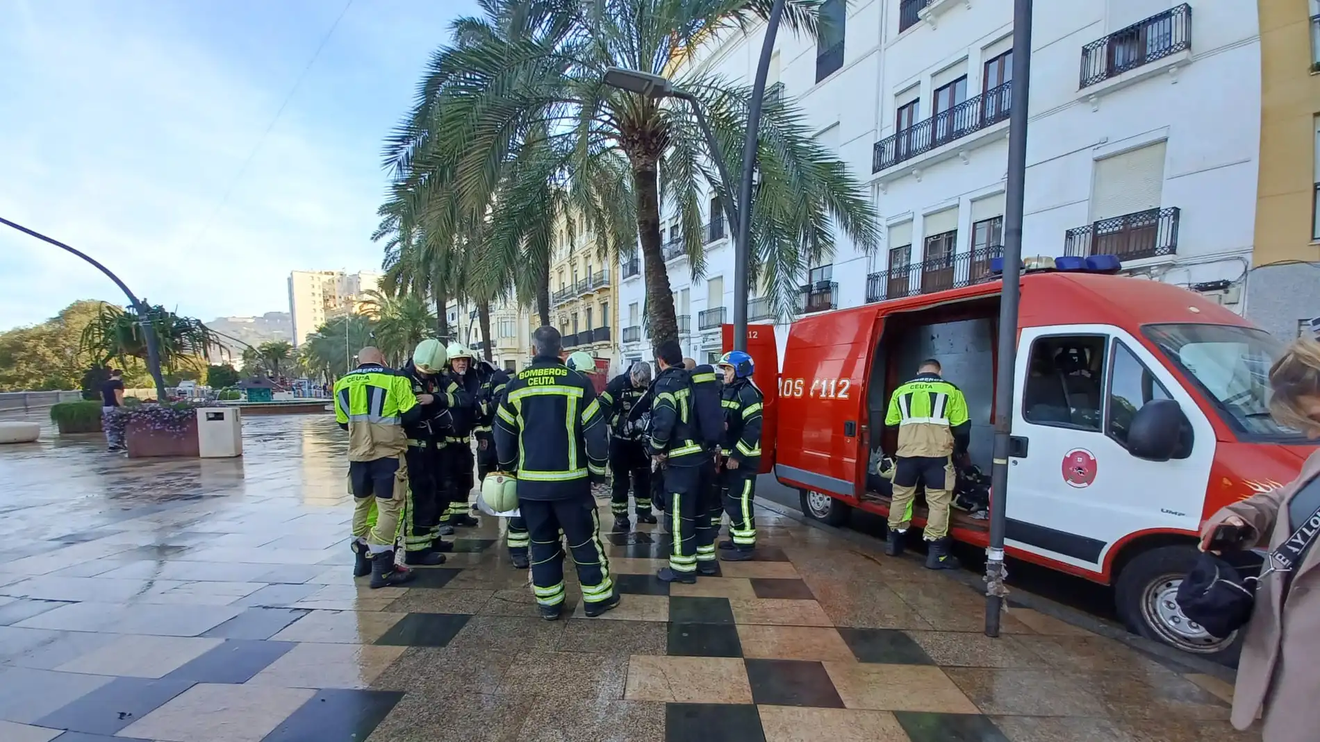 Los bomberos de Ceuta se forman para sofocar incendios en garajes