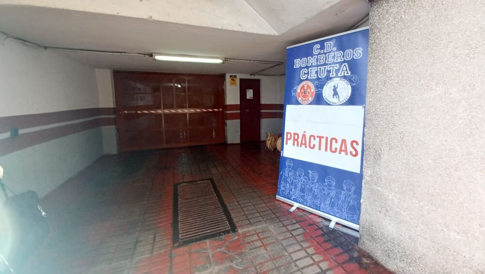 Entrada garaje, edificio San Luis