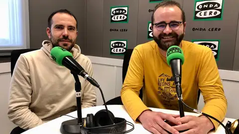 Dos de los organizadores de 'la bandeta de Nochebuena' en la Vila Joiosa Dos de los organizadores de 'la bandeta de Nochebuena' en la Vila Joiosa