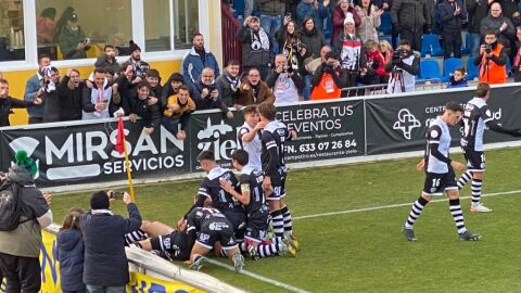 Celebraci&oacute;n del gol marcado por Camus al Sporting de Gij&oacute;n