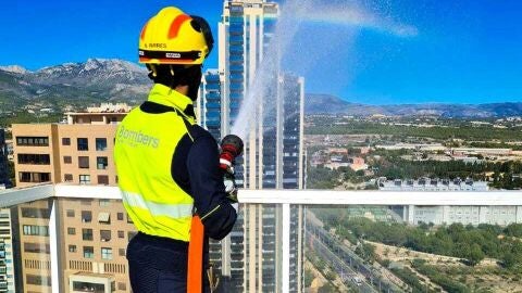 Los Bomberos protagonizan en Benidorm un llamativo simulacro de incendio a 92 metros del suelo