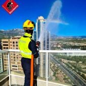 Los Bomberos protagonizan en Benidorm un llamativo simulacro de incendio a 92 metros del suelo