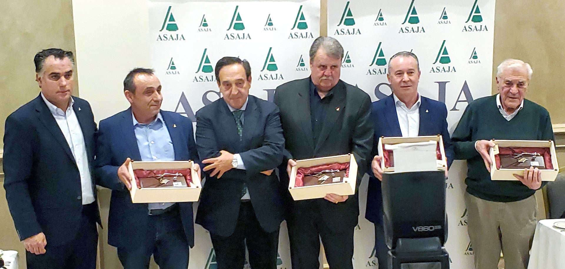 ASAJA-Palencia homenajea a sus anteriores presidentes en su tradicional balance del año ASAJA-Palencia homenajea a sus anteriores presidentes en su tradicional balance del año