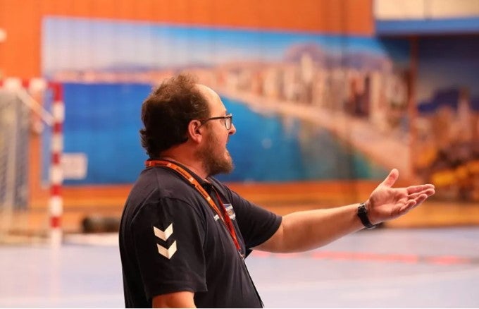 El Balonmano Benidorm sustituye a Carlos Esteve al frente del senior femenino El Balonmano Benidorm sustituye a Carlos Esteve al frente del senior femenino