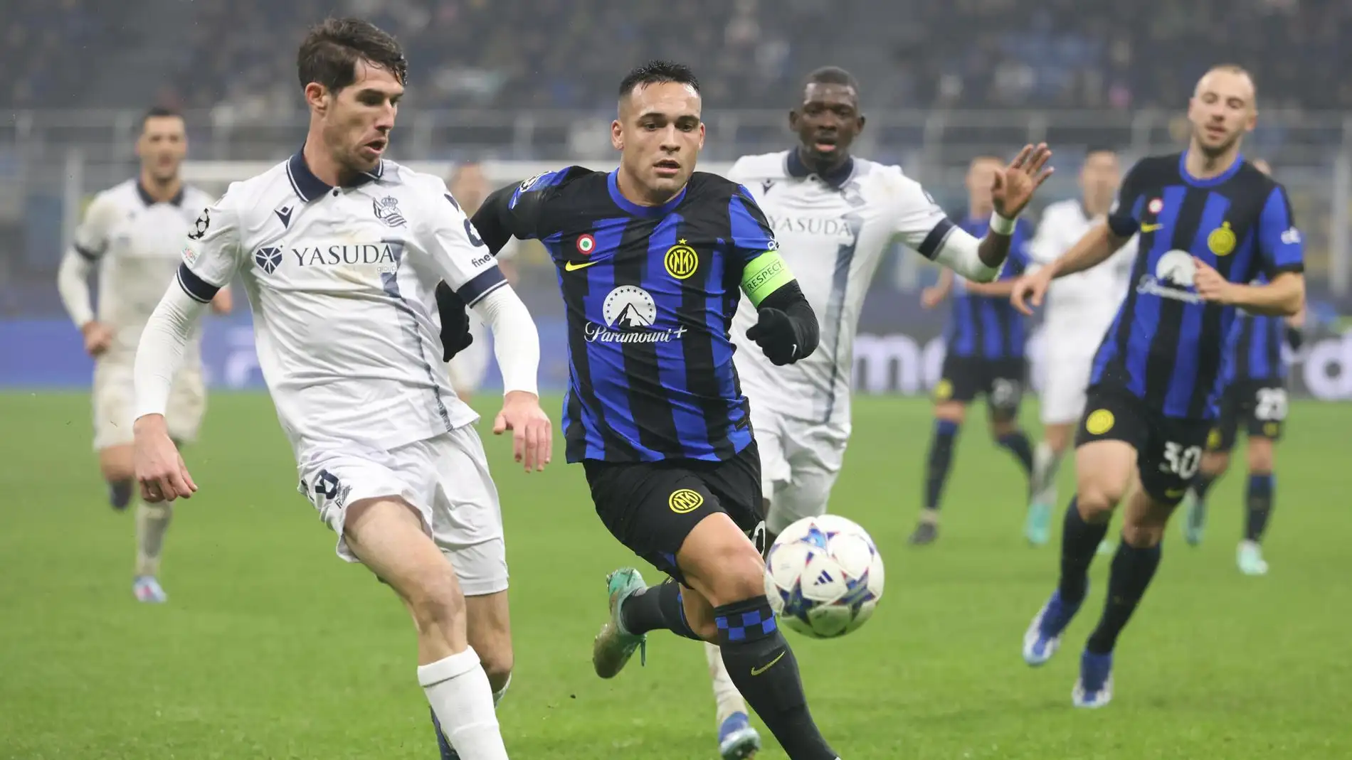 Elustondo y Lautaro se disputan el balón en el Inter - Real Sociedad.