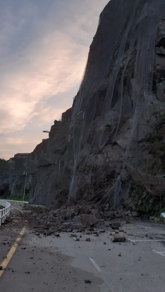 Decano de Geológicas Carlos López insta a no repetir con mallas la seguridad del acantilado de Luarca. Decano de Geológicas Carlos López insta a no repetir con mallas la seguridad del acantilado de Luarca.