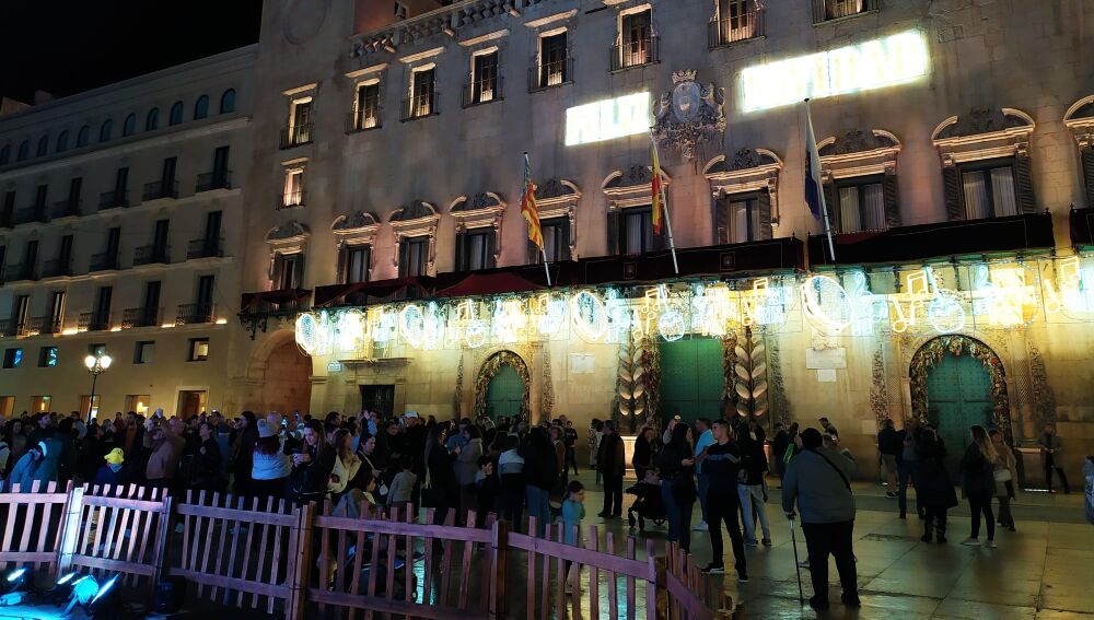 La plaza del Ayuntamiento donde está el Belén Gigante 