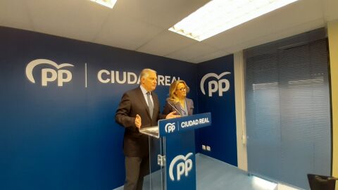 Francisco Ca&ntilde;izares y Lola Merino durante la rueda de prensa