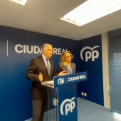 Francisco Cañizares y Lola Merino durante la rueda de prensa