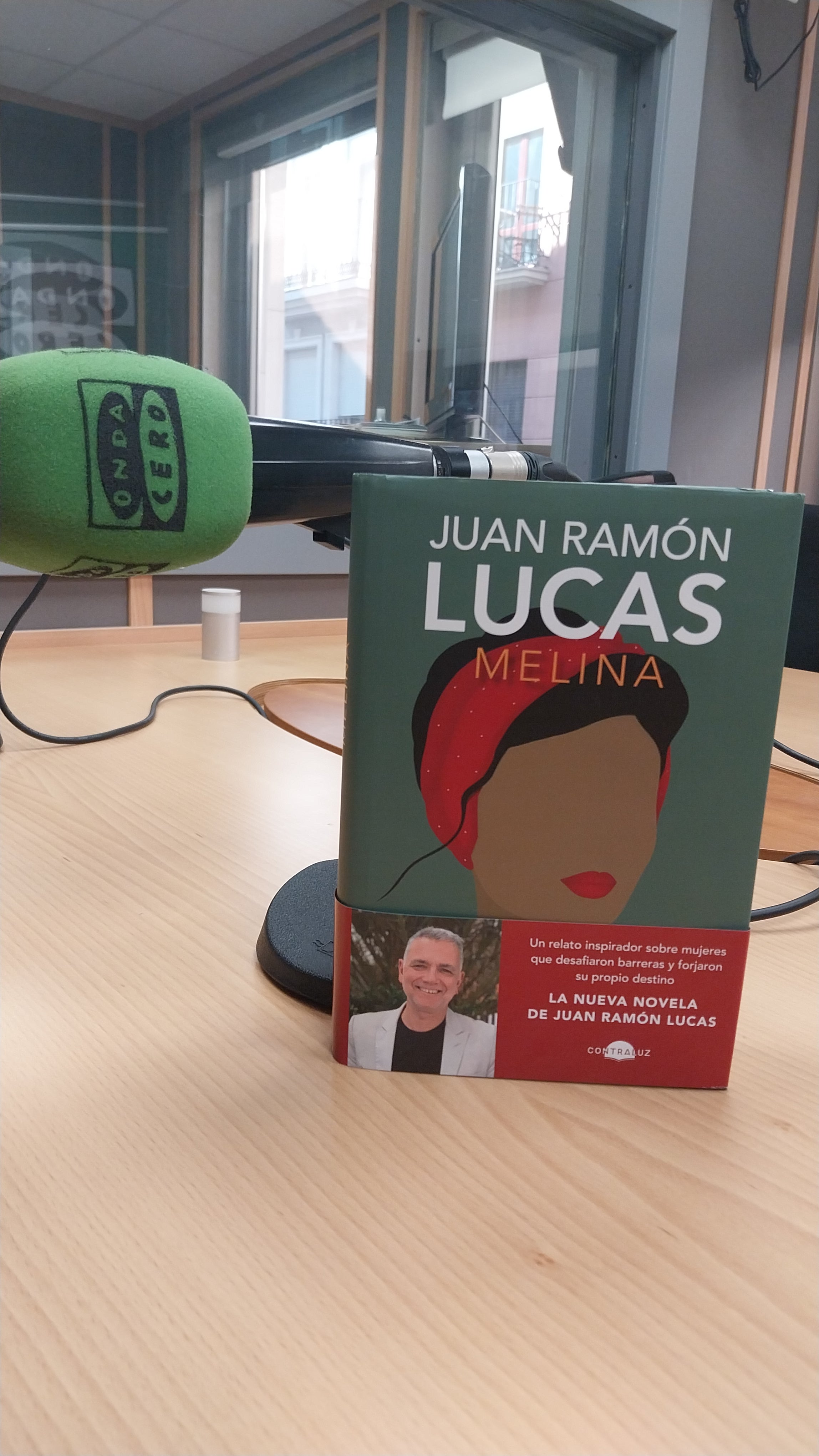 Juan Ramón Lucas presenta en Málaga su tercera novela "Melina" Juan Ramón Lucas presenta en Málaga su tercera novela "Melina"