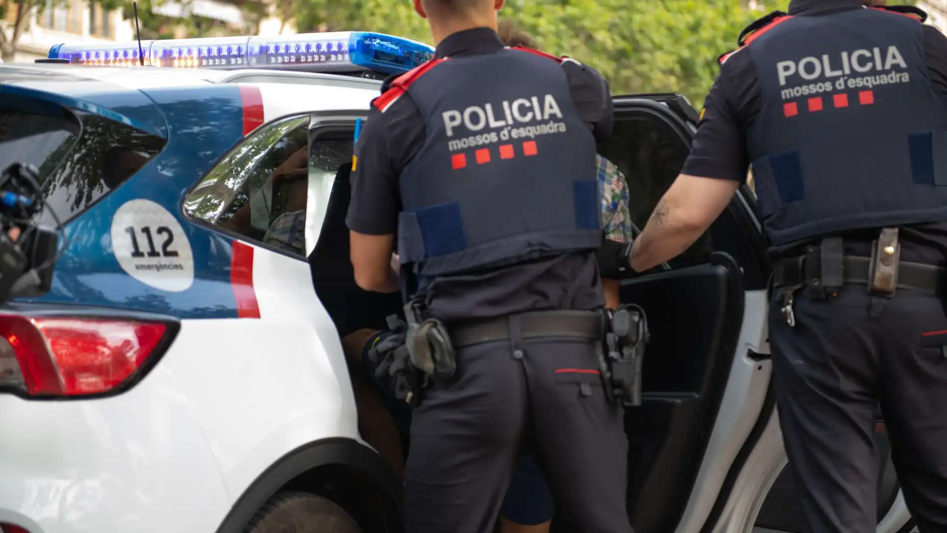 Els Mossos d'Esquadra detenen un home a Barcelona per estafar més d'un milió d'euros