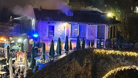 Bomberos del 112 extinguen un incendio en un restaurante de Potes